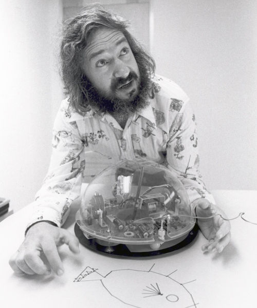 Eine Computerschildkröte mit einem Stift, zusammen mit Seymour Papert, einem ihrer Erfinder
